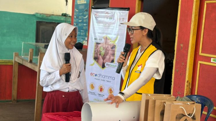 Ketua Permabudhi Makassar, Suzanna, S.E., M.Pd. bersama Siswi SDN Kodingareng.