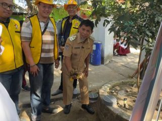 Bapak Lurah Pulau Kodingareng, Sachrir, SE,. MM mencoba lubang biopori di Halaman Kantor Lurah.
