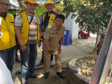 Bapak Lurah Pulau Kodingareng, Sachrir, SE,. MM mencoba lubang biopori di Halaman Kantor Lurah.