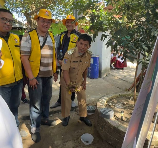 
					Bapak Lurah Pulau Kodingareng, Sachrir, SE,. MM mencoba lubang biopori di Halaman Kantor Lurah.