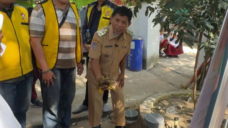 Bapak Lurah Pulau Kodingareng, Sachrir, SE,. MM mencoba lubang biopori di Halaman Kantor Lurah.