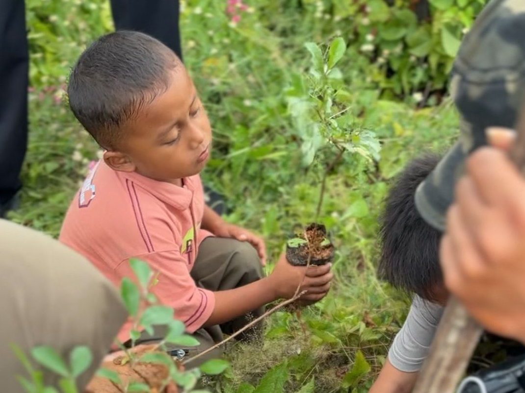 Penanaman pohon oleh anak pesisir pulau Kodingareng