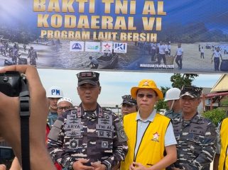 Ketua Permabudhi Sulsel, Dr. Ir. Yonggris., M.M membersmaai Wakil Komandan Kodaeral VI Laksamana Pertama TNI Dr. Arya Delano, S.E., M.Pd., M.Han., pada sesi jumpa wartawan, Rabu (29/4/26).
