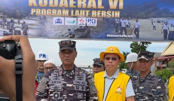 Ketua Permabudhi Sulsel, Dr. Ir. Yonggris., M.M membersmaai Wakil Komandan Kodaeral VI Laksamana Pertama TNI Dr. Arya Delano, S.E., M.Pd., M.Han., pada sesi jumpa wartawan, Rabu (29/4/26).