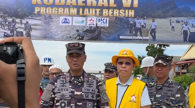 Ketua Permabudhi Sulsel, Dr. Ir. Yonggris., M.m membersmaai Wakil Komandan Kodaeral VI Laksamana Pertama TNI Dr. Arya Delano, S.E., M.Pd., M.Han., pada sesi jumpa wartawan, Rabu (29/4/26).