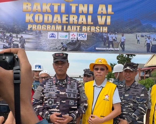 
					Ketua Permabudhi Sulsel, Dr. Ir. Yonggris., M.m membersmaai Wakil Komandan Kodaeral VI Laksamana Pertama TNI Dr. Arya Delano, S.E., M.Pd., M.Han., pada sesi jumpa wartawan, Rabu (29/4/26).