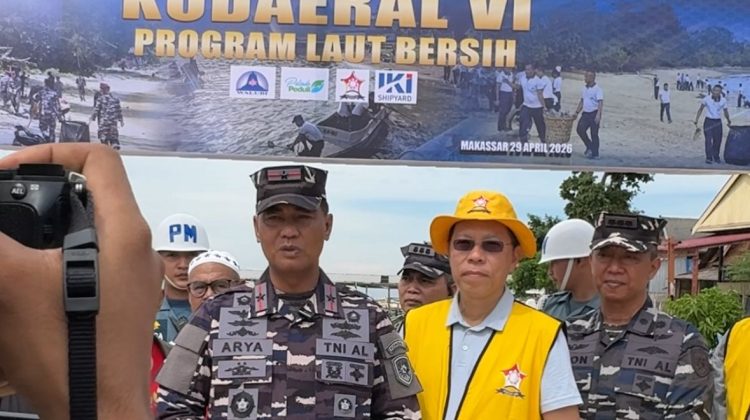 Ketua Permabudhi Sulsel, Dr. Ir. Yonggris., M.M membersmaai Wakil Komandan Kodaeral VI Laksamana Pertama TNI Dr. Arya Delano, S.E., M.Pd., M.Han., pada sesi jumpa wartawan, Rabu (29/4/26).