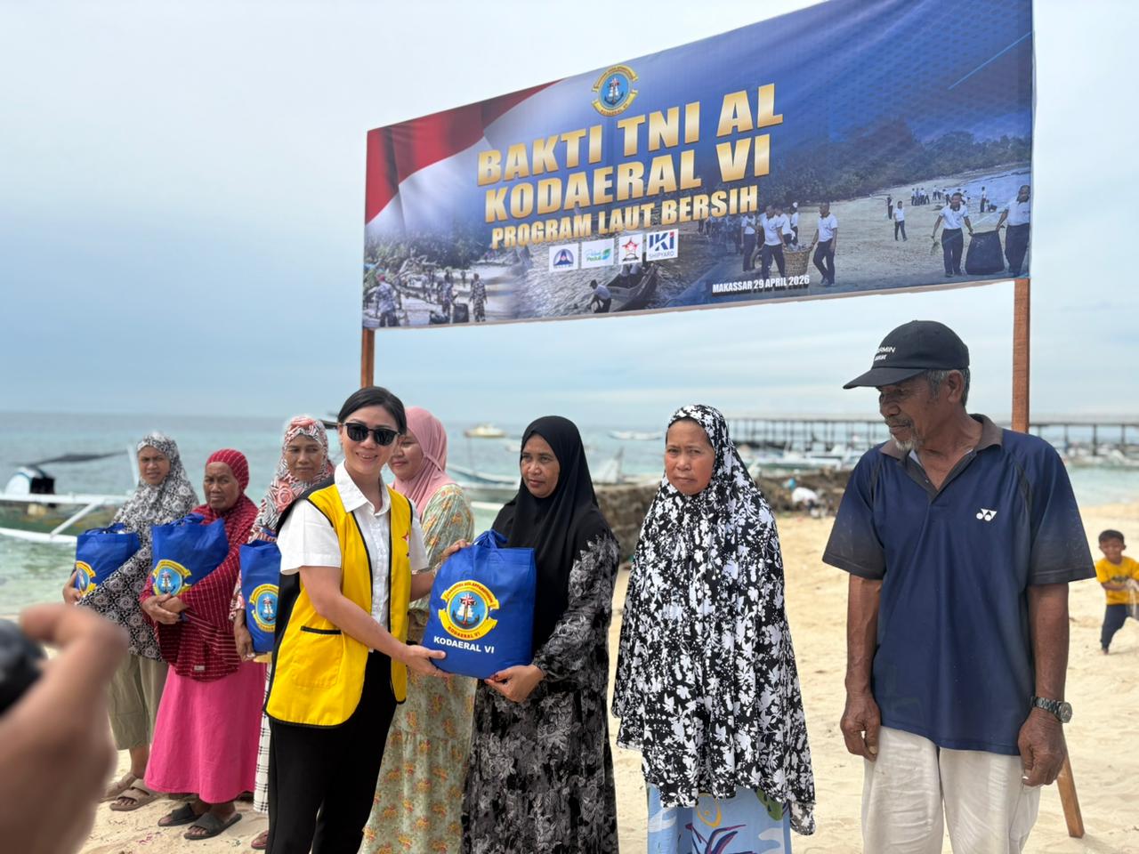 Penyerahan paket sembako oleh ketua Permabudhi Makassar, Ibu Suzanna., S.E., M.M