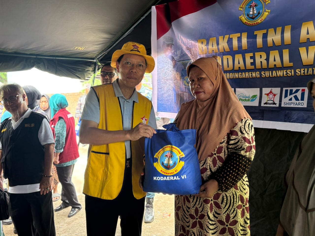 Penyerahan paket sembako oleh ketua Permabudhi Sulsel, Bapak Dr. Ir. Yonggris., M.M