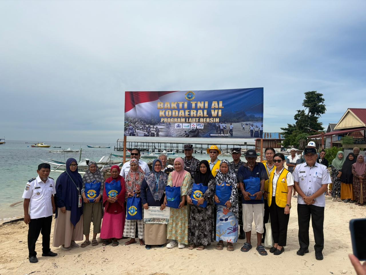 Pembagian bingkisan sembako kepada masyarakat pulau Kodingareng