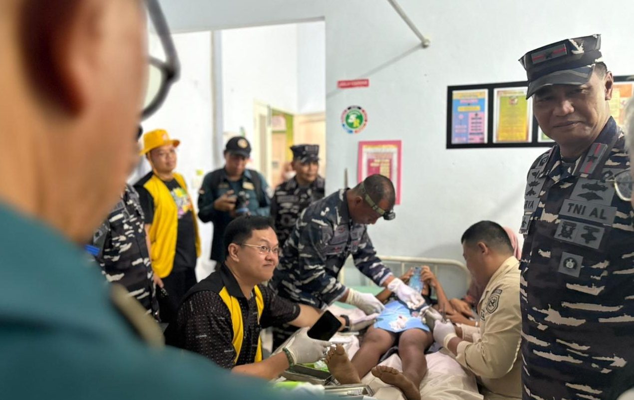 Anggota Permbaudhi Sulsel membersamai tim RS Jala Ammari dalam giat sunatan massal