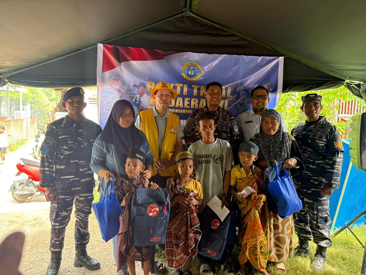 Foto bersama penyerahan paket perlengkapan sekolah kepada peserta sunatan massal