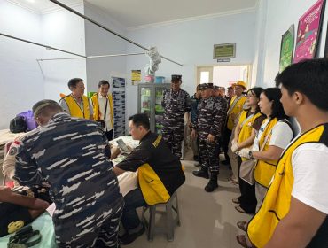 Anggota permabudhi membersamai Wakil Komandan Kodaeral VI saat meninjau pelaksanaan bakti kesehatan sunnatan massal di puskesma pulau Kodingareng, Rabu (29/4/26).