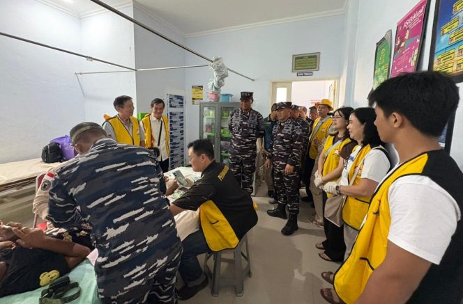 
					Anggota permabudhi membersamai Wakil Komandan Kodaeral VI saat meninjau pelaksanaan bakti kesehatan sunnatan massal di puskesma pulau Kodingareng, Rabu (29/4/26).