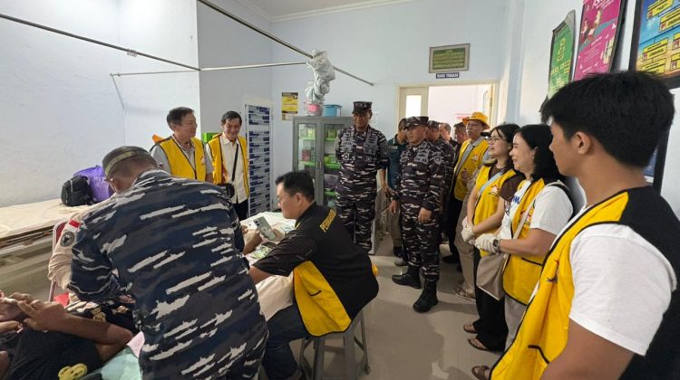 Anggota permabudhi membersamai Wakil Komandan Kodaeral VI saat meninjau pelaksanaan bakti kesehatan sunatan massal di puskesmas pulau Kodingareng, Rabu (29/4/26).