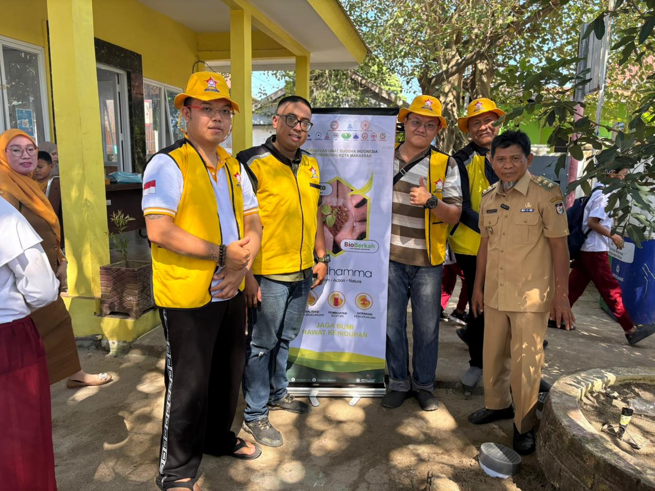 Peninjauan lubang biopori oleh bapak lurah kodingareng, Sachrir, SE,. MM
