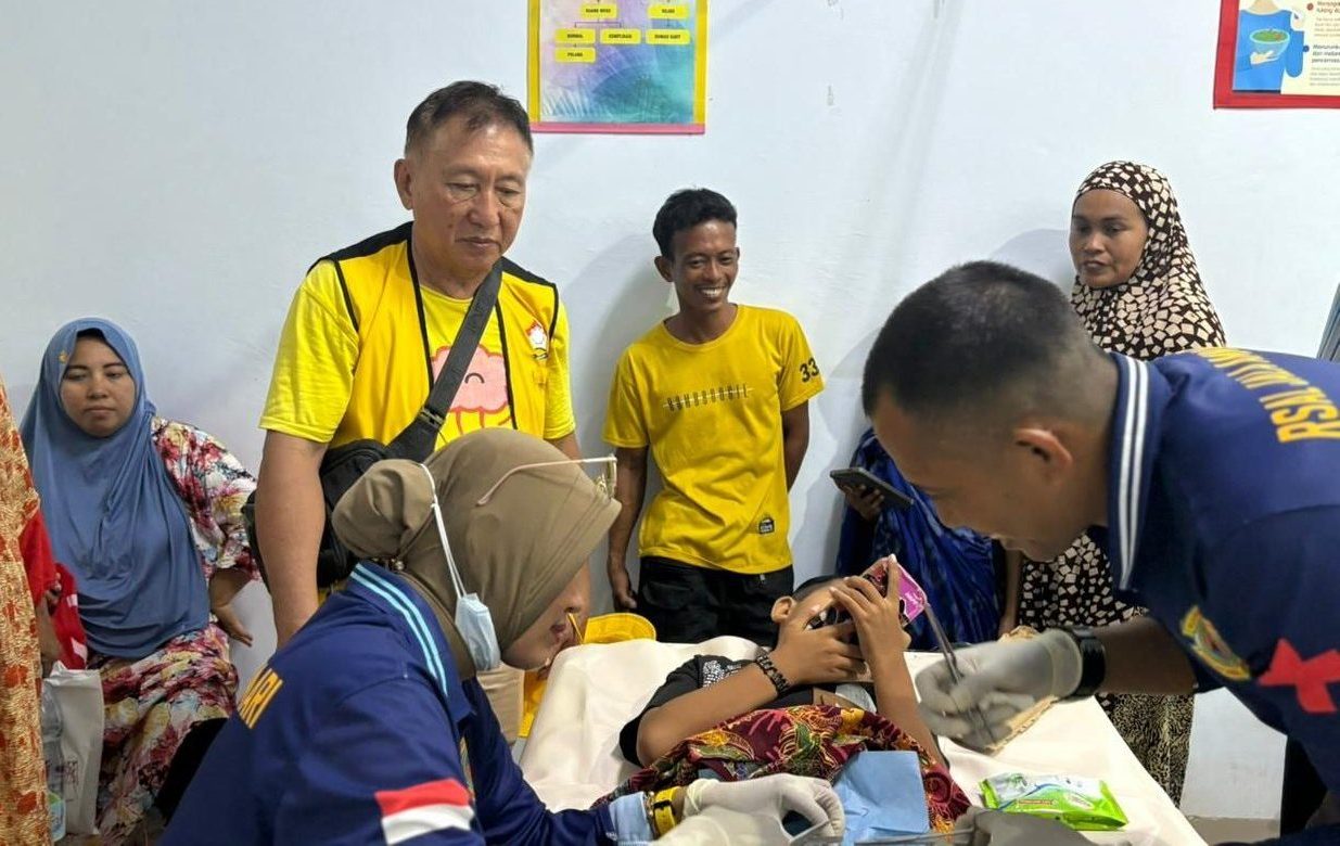 dr. Louis Kwandou, Bidang Kesehatan Permabudhi Sulsel memimpin tim internal Permabudhi pada Baksos di Pulau Kodingareng