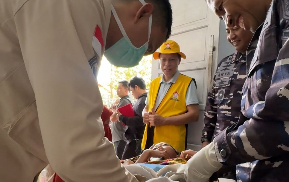 Ketua Permabudhi Sulsel, Dr. Ir. Yonggris., M.M meninjau proses sunatan