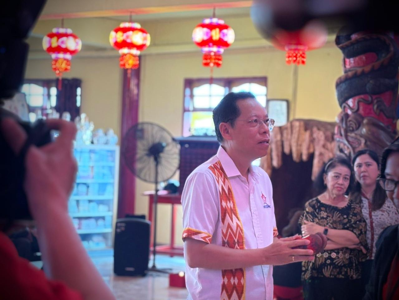 Ketua Permabudhi Sulsel, Dr. Ir. Yonggris., M.M pada perayaan HUTDewi Maco ke 1066 di Vihara Ibu Agung Bahari, Makassar