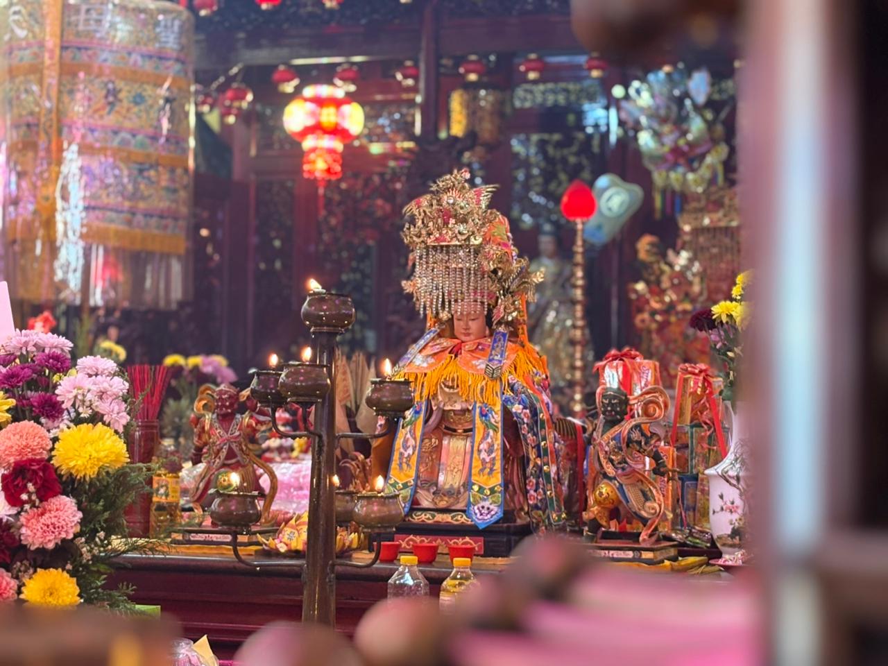 Altar megah Dewi Maco di Vihara Ibu Agung Bahari, Makassar