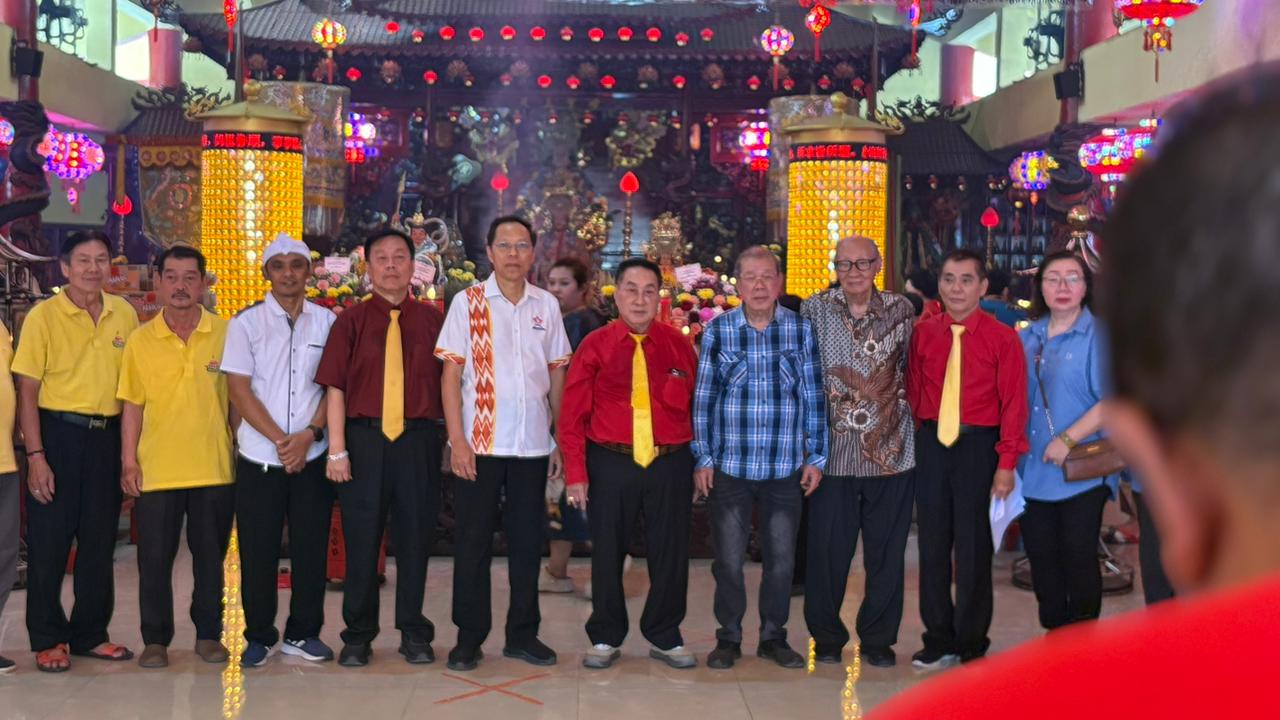 Foto bersama, Ketua Permabudhi Sulsel, Pembimas Buddha Sulsel, Pengurus Yayasan Vihara Ibu Agung Bahari dan Pimpinan Rumah-Rumah Ibadah setelah perayaan HUT Dewi Maco di Vihara Ibu Agung Bahari, Makassar
