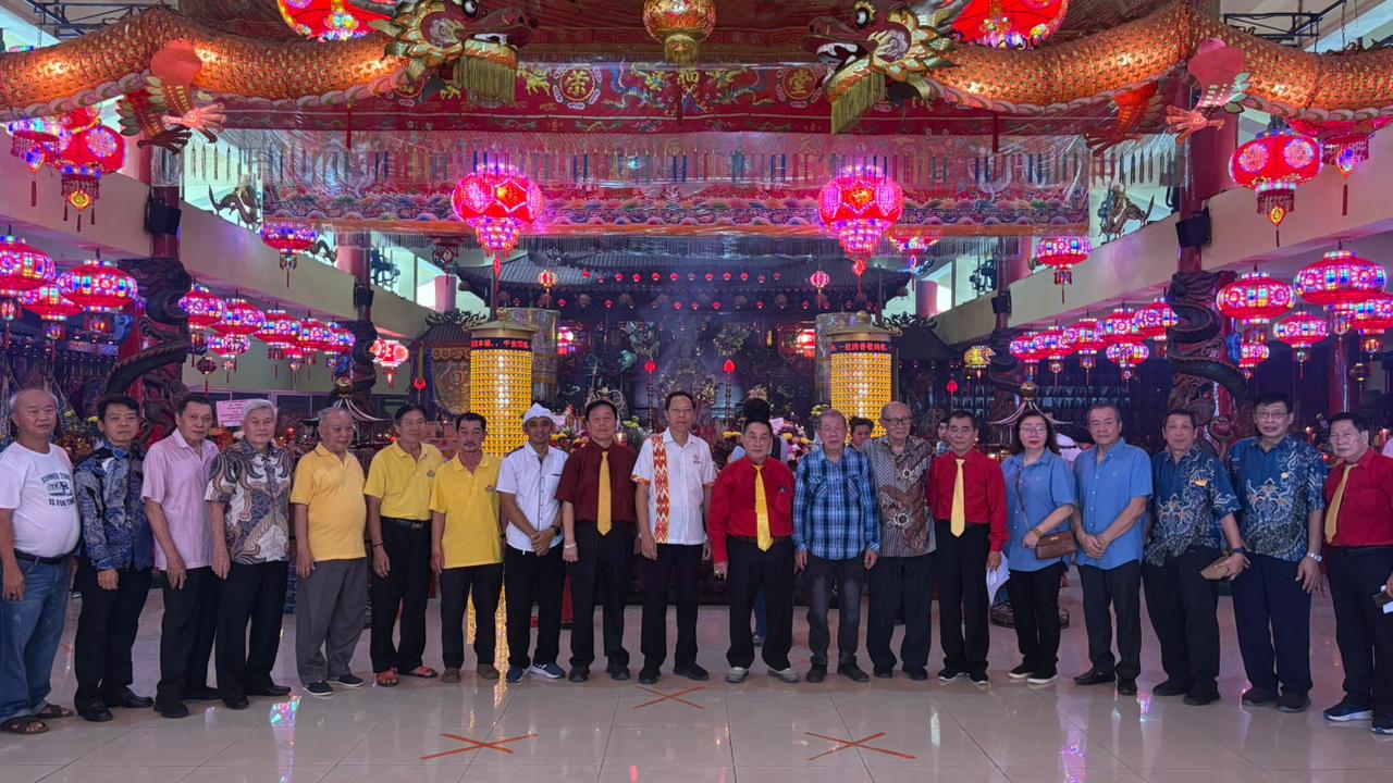 Foto bersama, Ketua Permabudhi Sulsel, Pembimas Buddha Sulsel, Pengurus Yayasan Vihara Ibu Agung Bahari dan Pimpinan Rumah-Rumah Ibadah setelah perayaan HUT Dewi Maco di Vihara Ibu Agung Bahari, Makassar