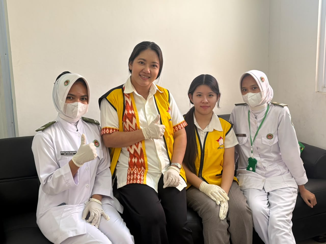 Pengurus dan volunteer PERMABUDHI Sulsel bersama Mahasiswa Kebidanan Institut Ilmu Kesehatan (IIK) Pelamonia Makassar.