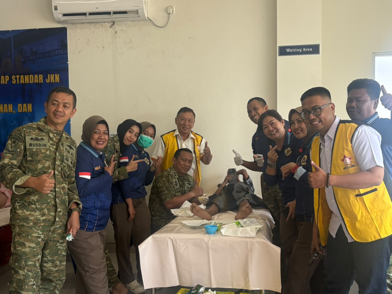 Pengurus PERMABUDHI Sulsel bersama Kepala Rumah sakit dan Tim RSAL Jala Ammari.