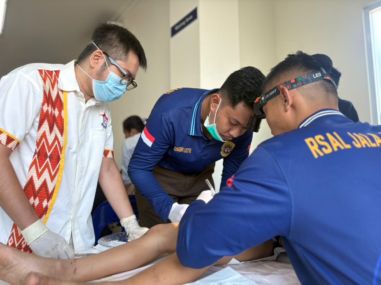 dr. William, anggota Kesehatan dan Lingkungan Hidup Permabudhi Sulsel bersama Tim RS Jala Ammari melakukan tindakan medis sunatan.