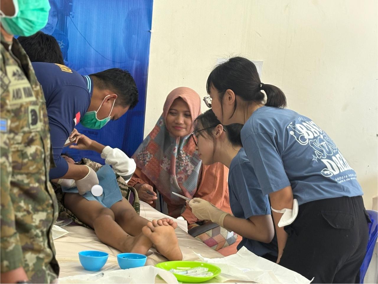 Mahasiswa IMKIS Unhas bersama Tim RS Jala Ammari melakukan tindakan medis sunatan.
