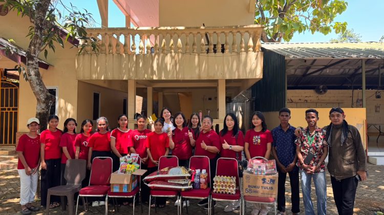 Wanita PERMABUDHI Sulsel Rayakan Kemerdekaan dengan Berbagi Kebahagiaan dan Fangshen