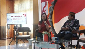 Ketua PERMABUDHI Kota Makassar, Suzanna, S.E., M.Pd., bersama Ketua FKUB Kota Makassar, Prof. Dr. H. Arifuddin Ahmad, M.Ag., saat bersilaturahmi dan melakukan sosialisasi kepada umat Buddha di Vihara Vimalakirti Makassar, 17 Agustus 2026.