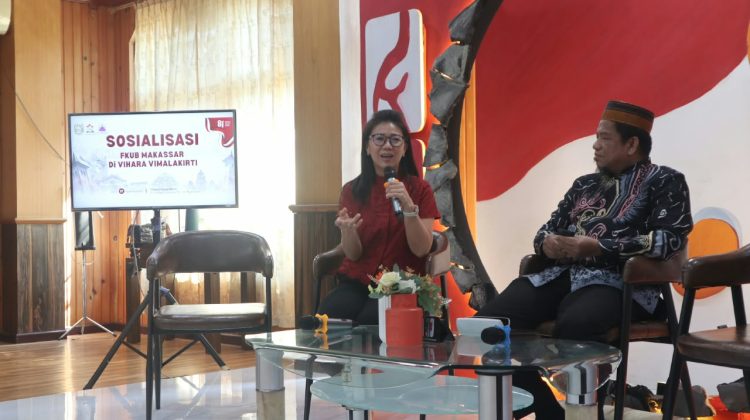 Ketua PERMABUDHI Kota Makassar, Suzanna, S.E., M.Pd., bersama Ketua FKUB Kota Makassar, Prof. Dr. H. Arifuddin Ahmad, M.Ag., saat bersilaturahmi dan melakukan sosialisasi kepada umat Buddha di Vihara Vimalakirti Makassar, 17 Agustus 2026.