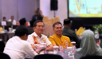 Wakil Ketua PERMABUDHI Sulsel Trandy Telling The (Kiri) bersama Rohaniawan Buddhis Sulsel PMy. Hemajayo Thio (Kanan).