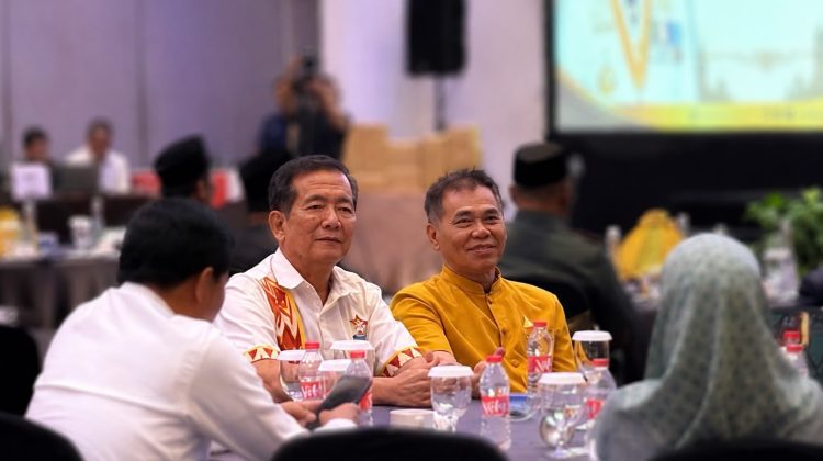 Wakil Ketua PERMABUDHI Sulsel Trandy Telling The (Kiri) bersama Rohaniawan Buddhis Sulsel PMy. Hemajayo Thio (Kanan).