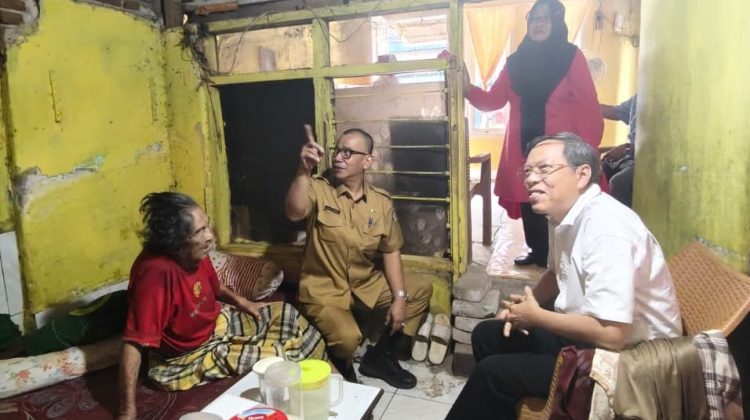 Bersama Plt Camat Wajo, Ketua PERMABUDHI Sulsel Besuk Mantan Ketua LPM