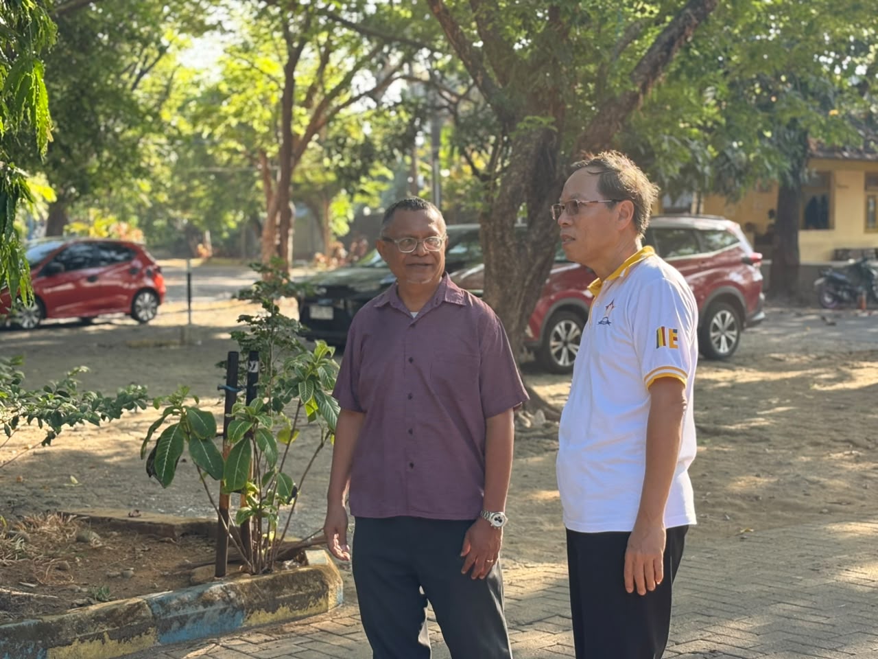 Ketua PERMABUDHI Sulsel bersama Jeremias M. Leda, S.T., M.Sc. Wakil Rektor 3 Univ. Atma Jaya Makassar.