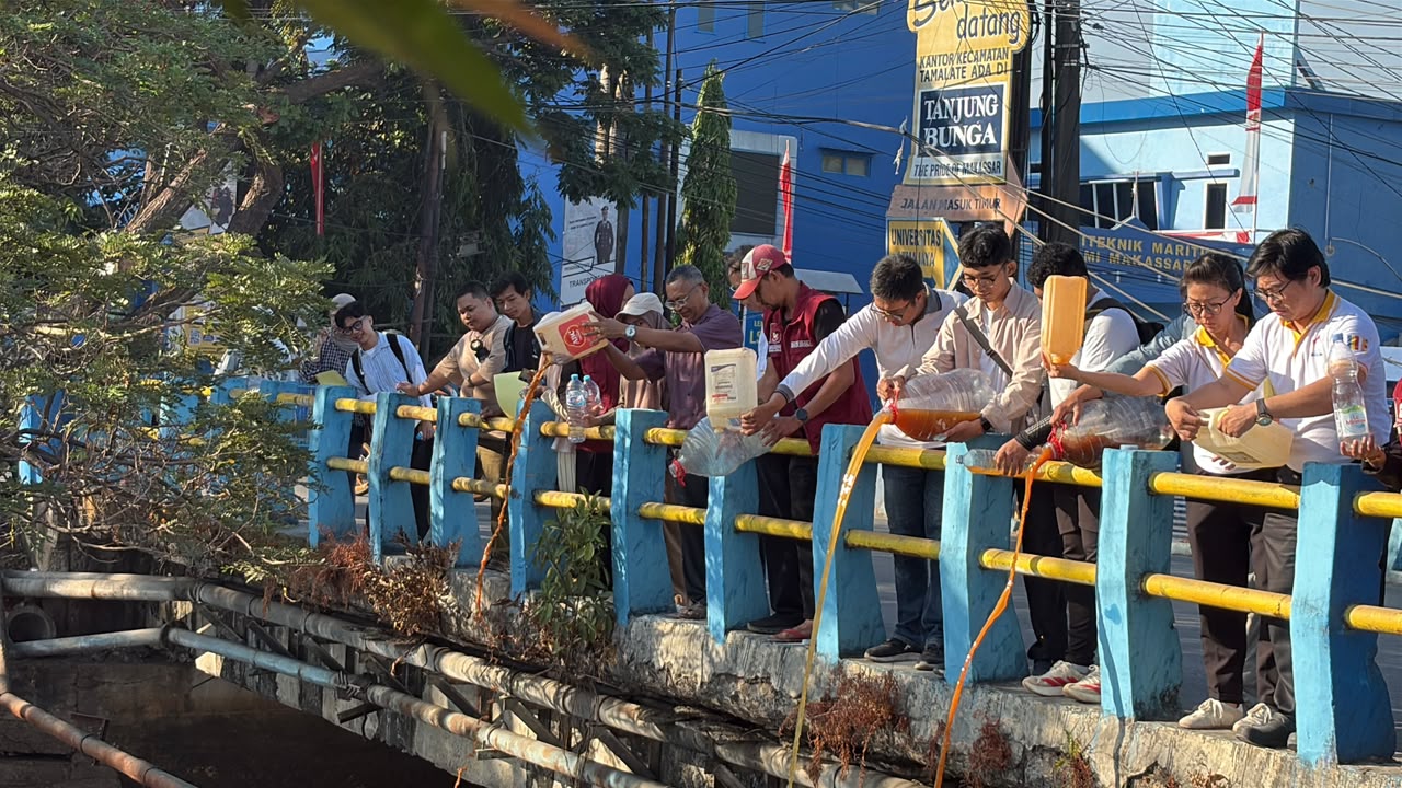 Penuangan Eco Enzyme di Kanal Jongaya, (13/9/26).